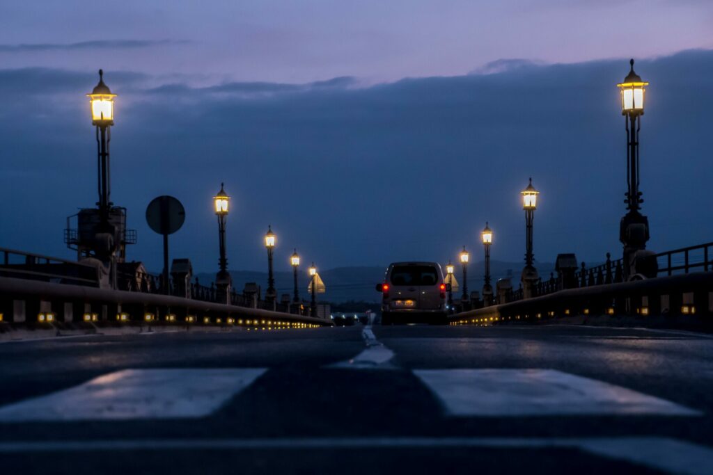 Strada innevata con spargimento di sale per prevenzione ghiaccio. L'importanza del sale sulle strade in condizioni avverse